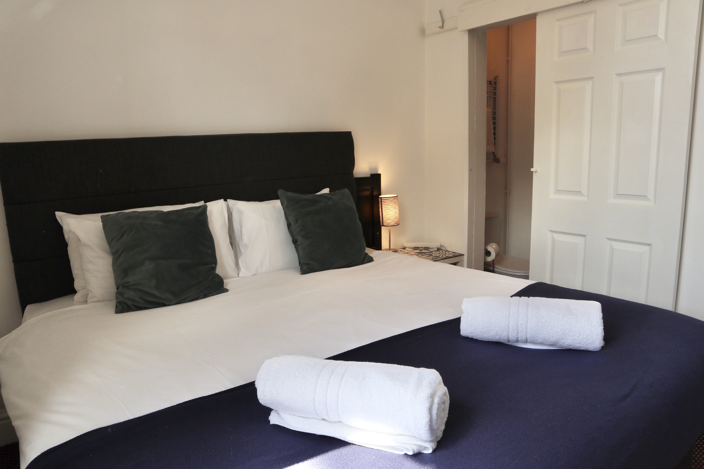 King Ensuite Room thumbnail 4